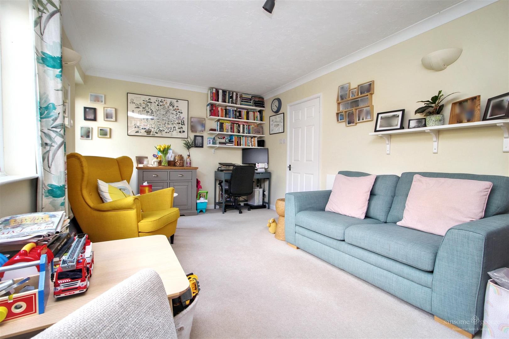 3 bed property in Lilac Close, Reading